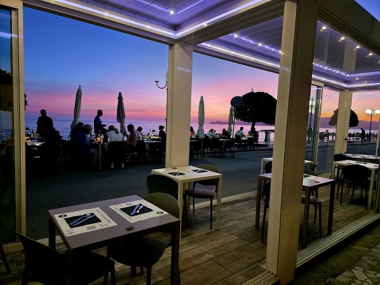 Veranda sul mare di Pizzeria M'aMa al tramonto